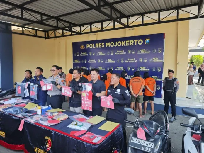 Polres Mojokerto menggelar rilis dipimpin Kapolres Mojokerto AKBP Dr. Raden Erik Bangun Prakasa mengungkap 11 kasus pencurian. Dini hari dan siang menjadi waktu rawan, dengan lokasi kejadian di permukiman, jalan umum, dan sekolah.