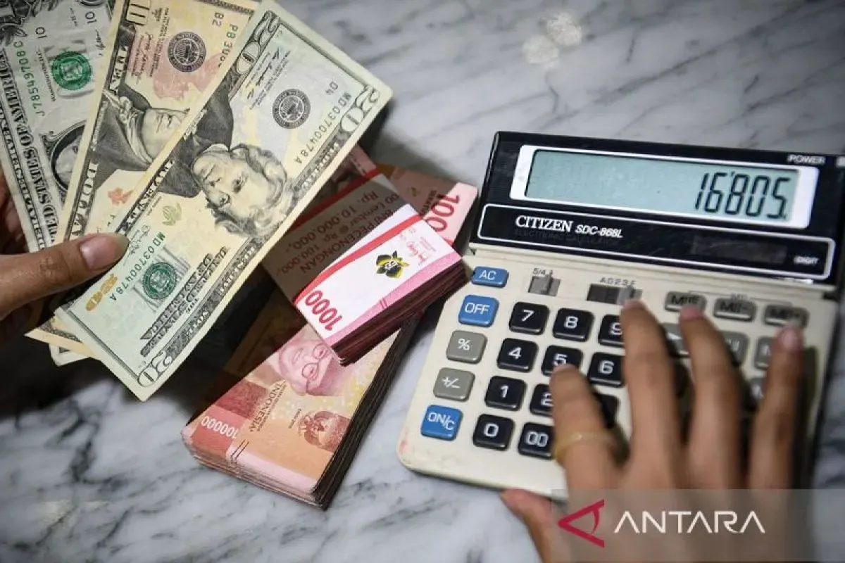 Arsip - Petugas menunjukkan pecahan mata uang dolar Amerika Serikat dan mata uang Rupiah di Kantor Cabang BNI Pasar Baru, Jakarta. ANTARA FOTO/Muhammad Adimaja/rwa.