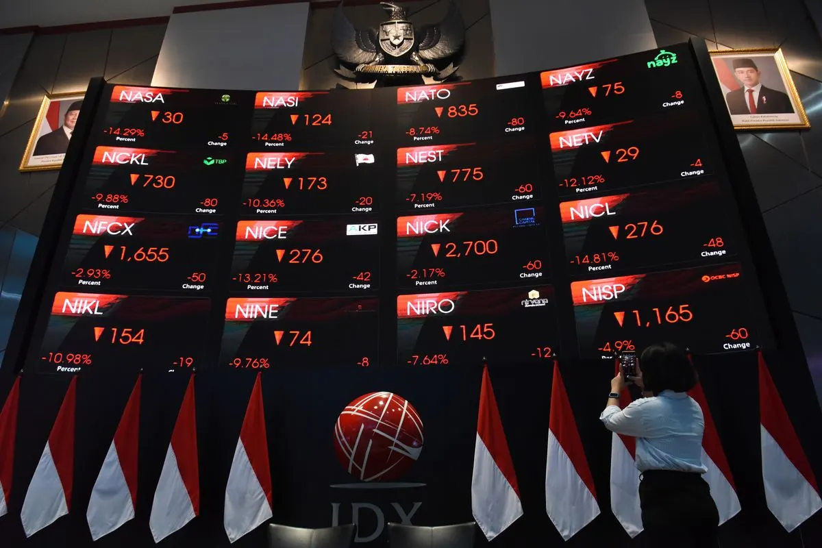 Wartawan merekam layar pergerakan Indeks Harga Saham Gabungan (IHSG) di Bursa Efek Indonesia, Jakarta, Jumat (16/10/2026). IHSG pada pembukaan perdagangan sesi I Jumat (16/10) menyentuh level 5.393,92, turun 469,86 poin atau 8,01 persen dibandingkan penutupan perdagangan kemarin di level 5.863,78 dan langsung mengalami penghentian sementara perdagangan atau trading halt