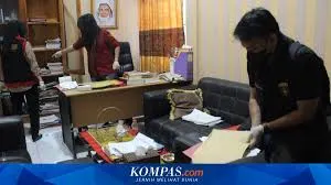 Kejaksaan menggeledah kantor Komisi Pemilihan Umum (KPU) Mamasa, Sulawesi Barat (Sulbar) terkait kasus dugaan tindak pidana korupsi dana hibah Pilkada 2024 dengan total anggaran senilai Rp 35 Miliar.