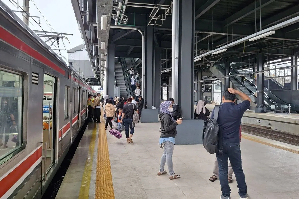 Ilustrasi penumpang KRL Tanah Abang-Rangkasbitung. KAI Commuter siapkan KRL 12 gerbong di rute Tanah Abang?Rangkasbitung, sehingga kapasitas penumpang bisa meningkat.