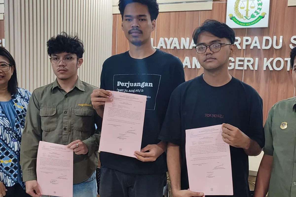 Purnomo Yogi Antoro, Enrille Championy Geniosa, dan Muhammad Azhar Fauzan (kanan ke kiri) di Kejaksaan Negeri Kota Magelang, Selasa (27/10/2026).