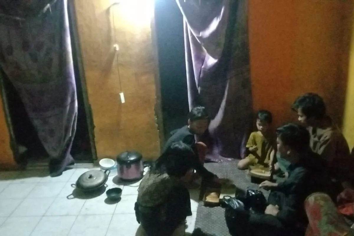 Sebuah keluarga di Kampung Sukanagara, RT 01/RW 06, Desa Mekarsari, Kecamatan Pacet, Kabupaten Bandung, Jawa Barat mengalami gangguan kejiwaan, dalam kondisi tersebut mereka merawat dua anak yang masih di bawah umur. Selasa (27/10/2026).