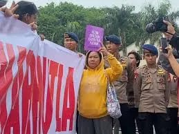Massa aksi mahasiswa tiba di Bundaran HI, Jakarta Pusat untuk menggelar aksi protes pemerintahan 2 tahun Prabowo-Gibran, Rabu (28/10/2026).