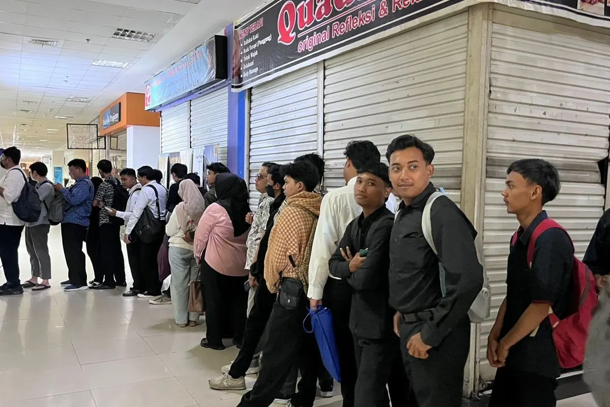 Antrean peserta Job Fair Pemerintah Kota Depok di Depok Town Square, Selasa (26/8/2025).