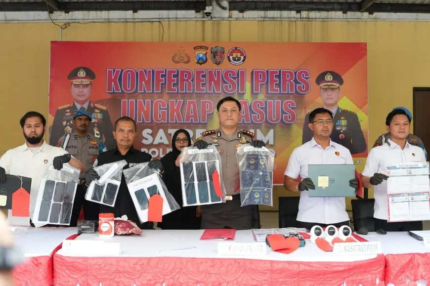Kapolresta Sidoarjo AKBP Bobby Adimas Candra Putra memberikan keterangan terkait penetapan delapan warga negara Vietnam sebagai tersangka kasus dugaan penipuan online lintas negara, Rabu (28/10/2026).